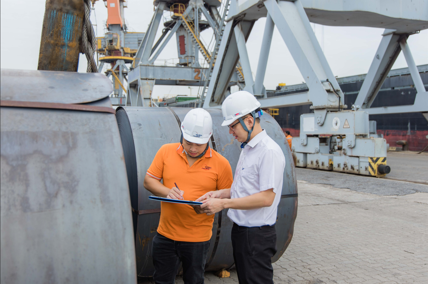 SHT logistics Hình ảnh nhân viên hiện trường SHT kiểm tra chất lượng tôn cuộn
